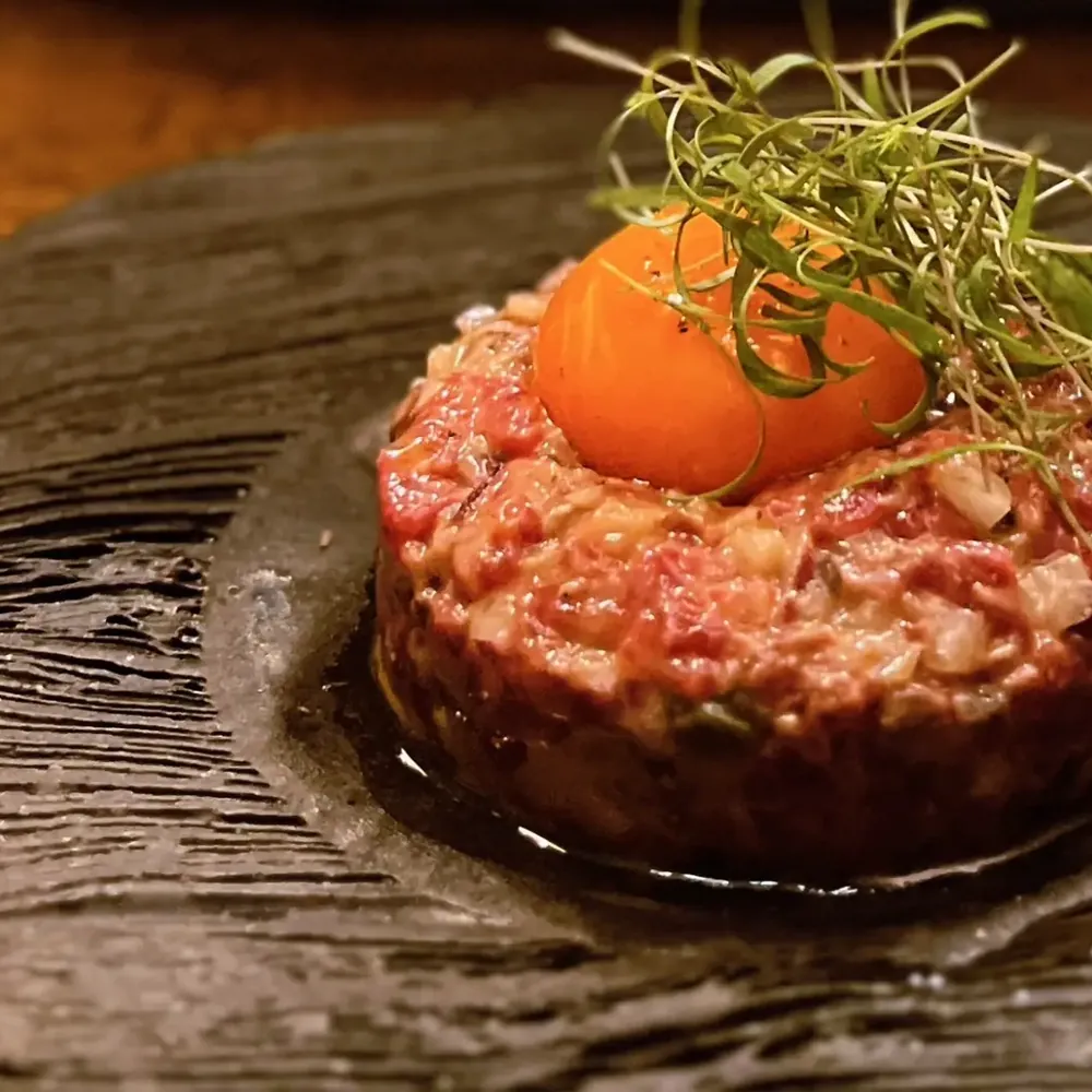 小鳥と苺 Bistro の卵黄をのせたタルタル