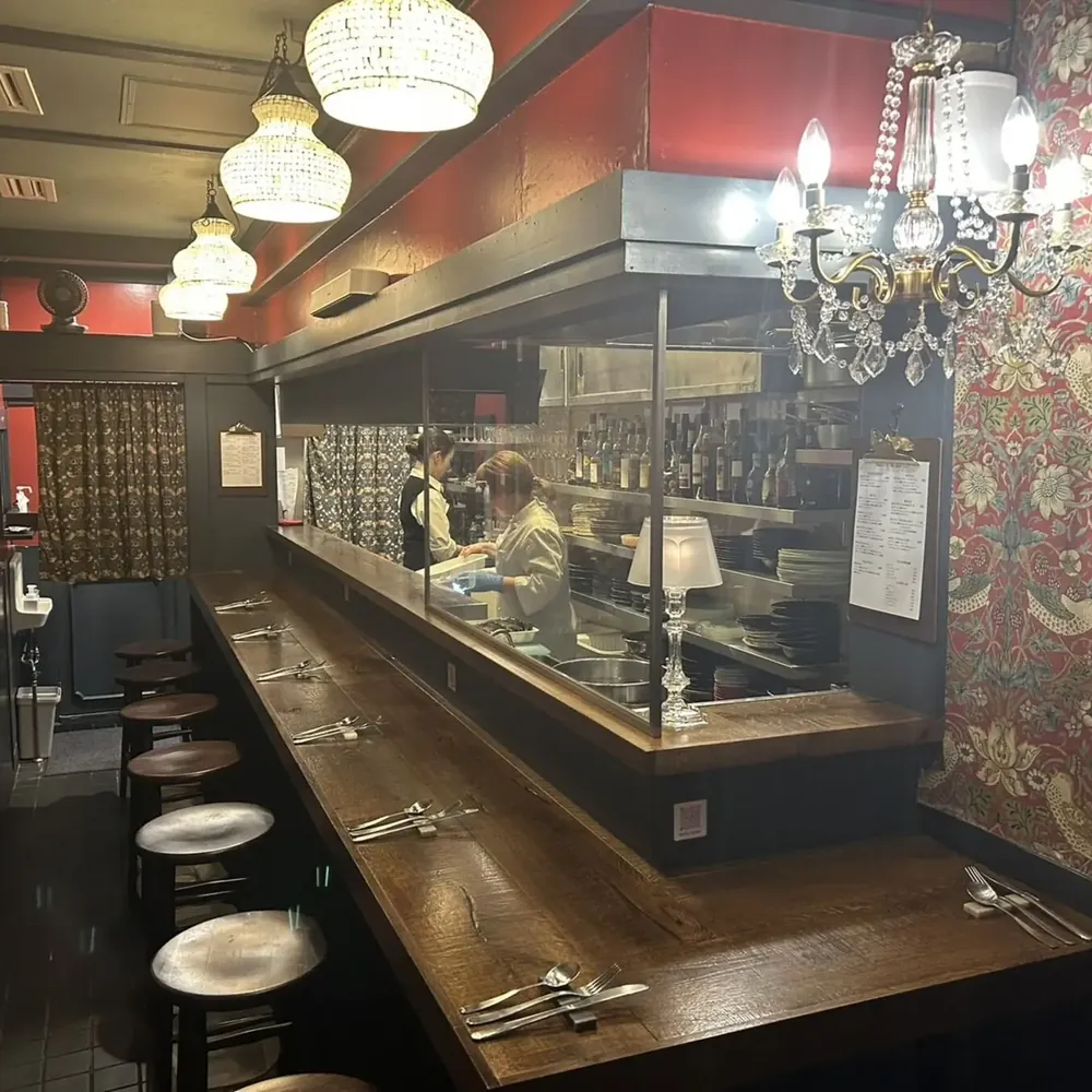 小鳥と苺 Bistro のカウンター席と厨房
